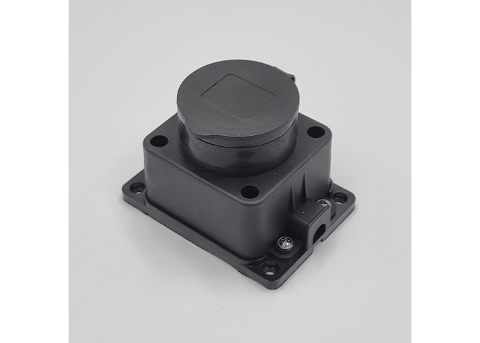 Розетка каучуковая с защитной крышкой 401 2Р+РЭ IP44 LEE